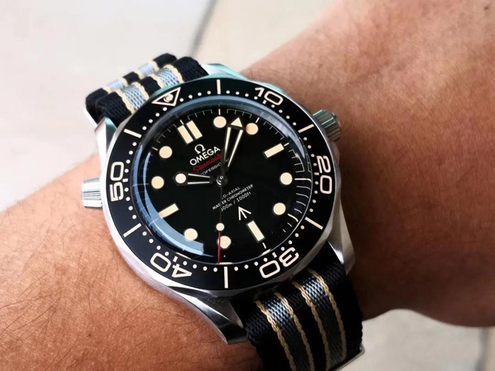 新款欧米茄海马系列007《无暇赴死》复古潜水腕表